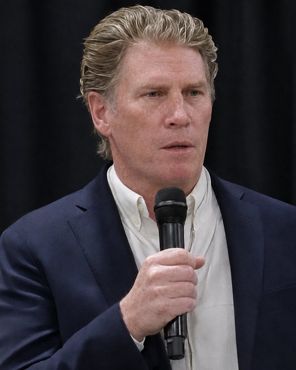 Bo French speaking at a campaign event, holding a microphone